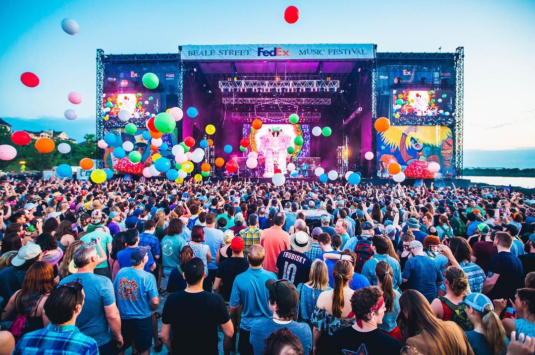 Packed crowd cheering and throwing around balloons at concert for Beale Street Music Festival. Photo by Instagram user @bjohnsonxar