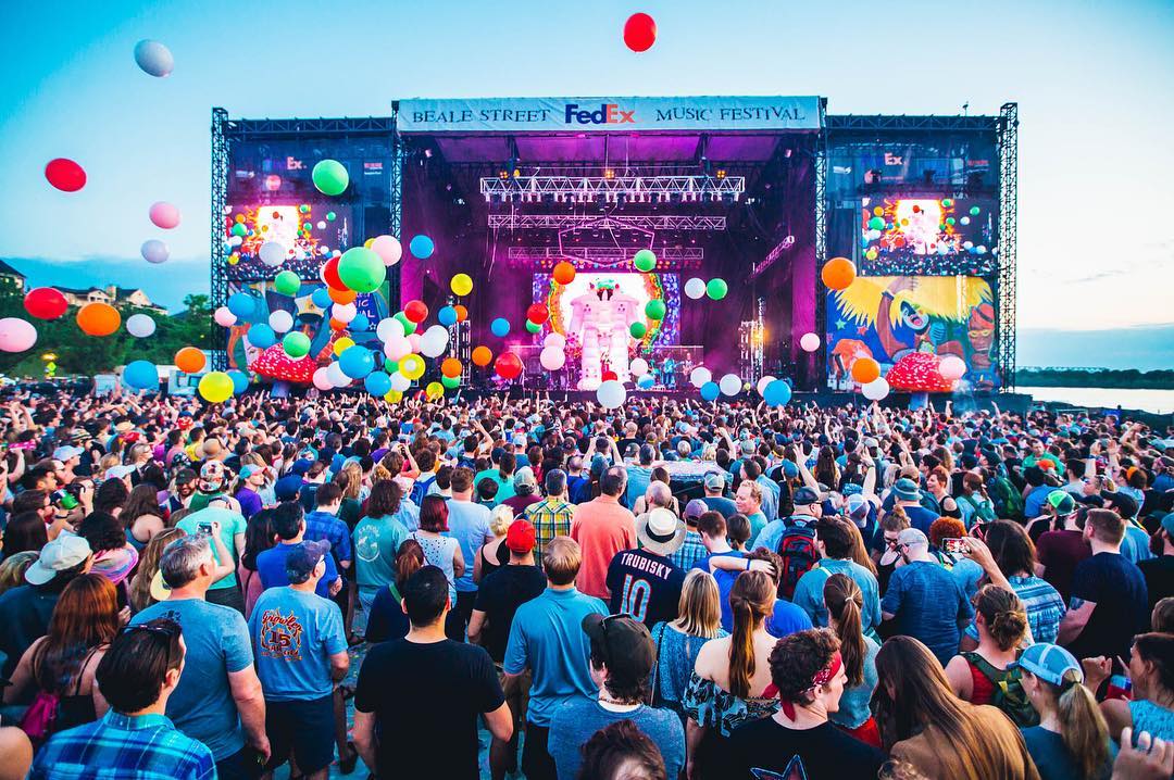 Packed crowd cheering and throwing around balloons at concert for Beale Street Music Festival. Photo by Instagram user @bjohnsonxar