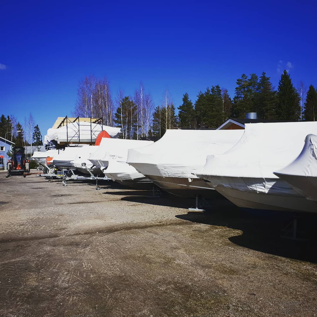 boats shrinkwrapped and stored together at an outdoor self storage facility photo by Instagram user @porvoon_venekorjaamo