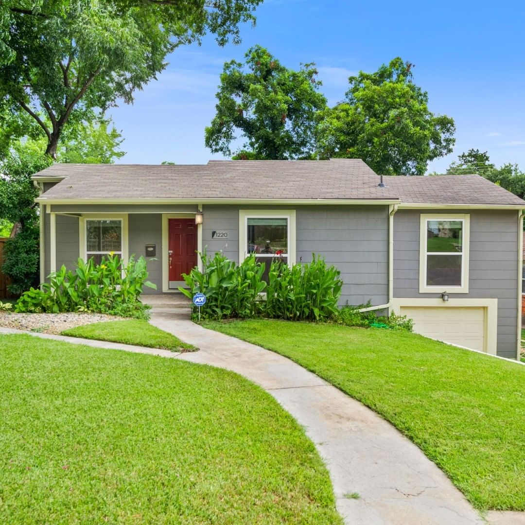 Private entrance house in Bishop Arts District of Dallas. Photo by Instagram user @purtle_realty_group