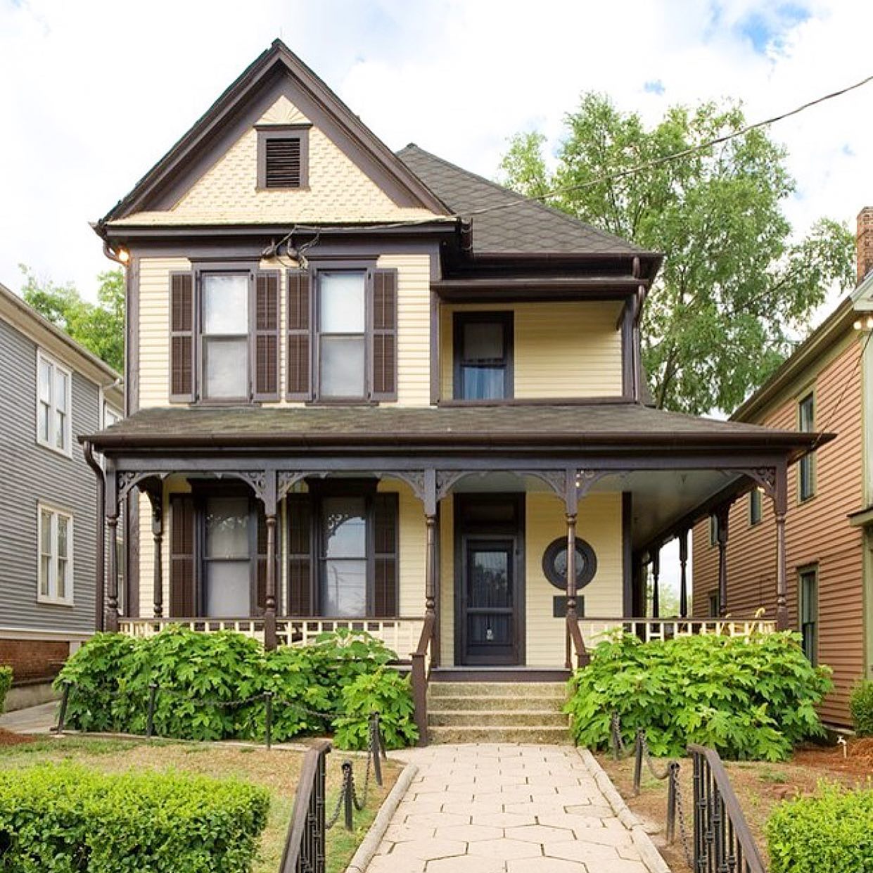 Exterior view of Martin Luther King jr's birthome. @amyfrelingerrealestate.