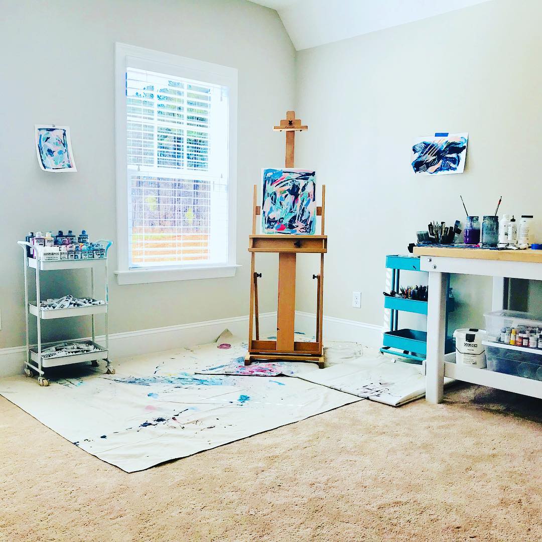 Bedroom set up as at home art studio with easel in the corner photo by Instagram user @jodeendellefaveart