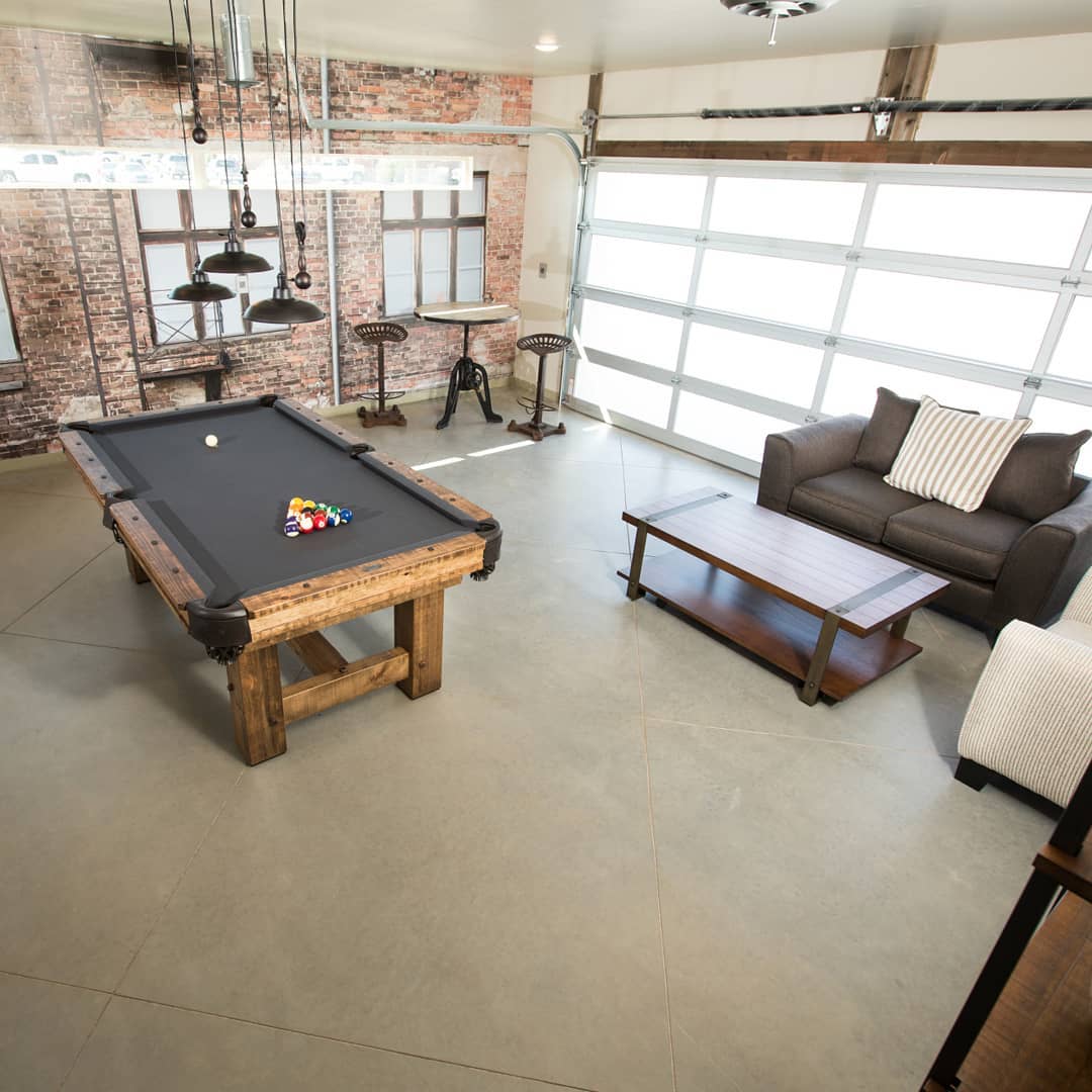 Garage game room with pool table. Photo by Instagram user @themancavestoreatl