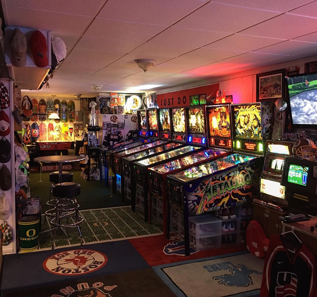 Vintage game room with pinball machines. Photo by Instagram user @larryodaddyo4591