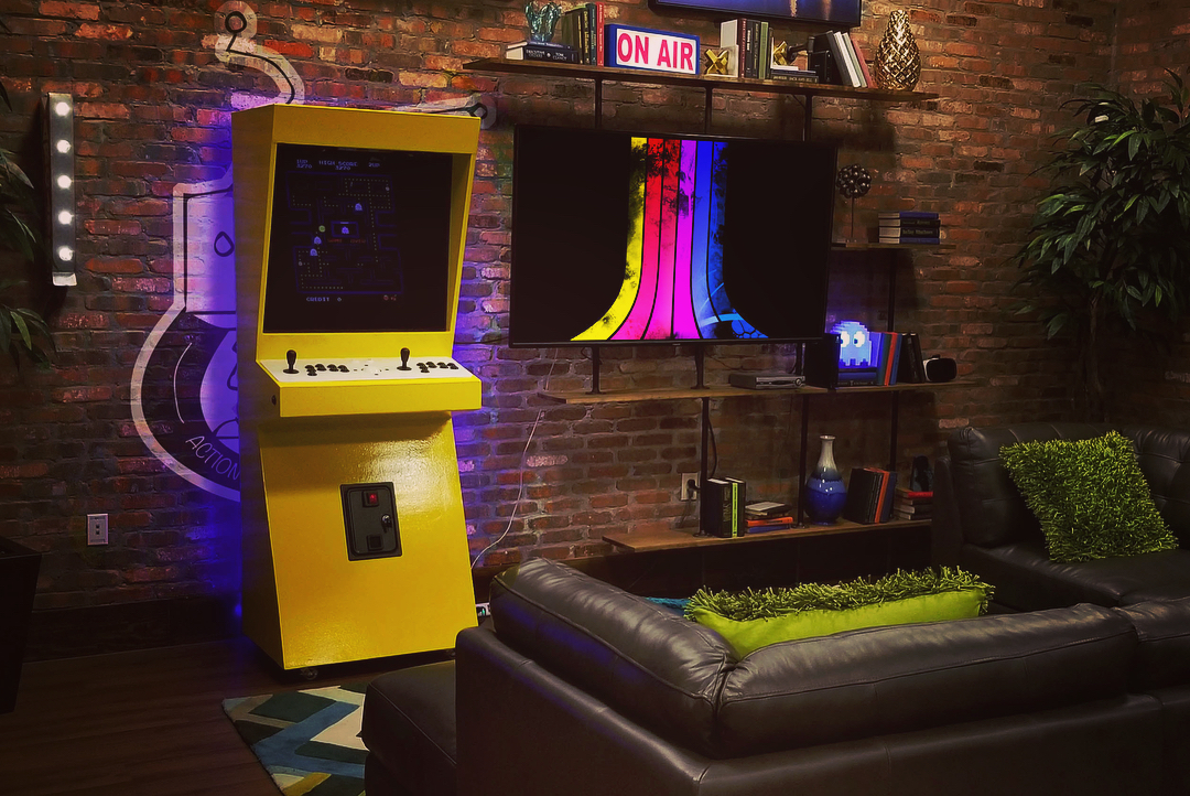 Game room with Atari and old arcade game. Photo by Instagram user @actionherorobot
