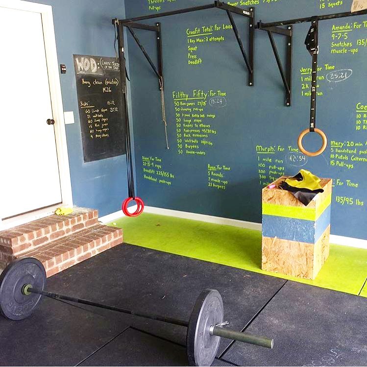 Home gym with a chalkboard wall. Photo by Instagram user @homegymideas