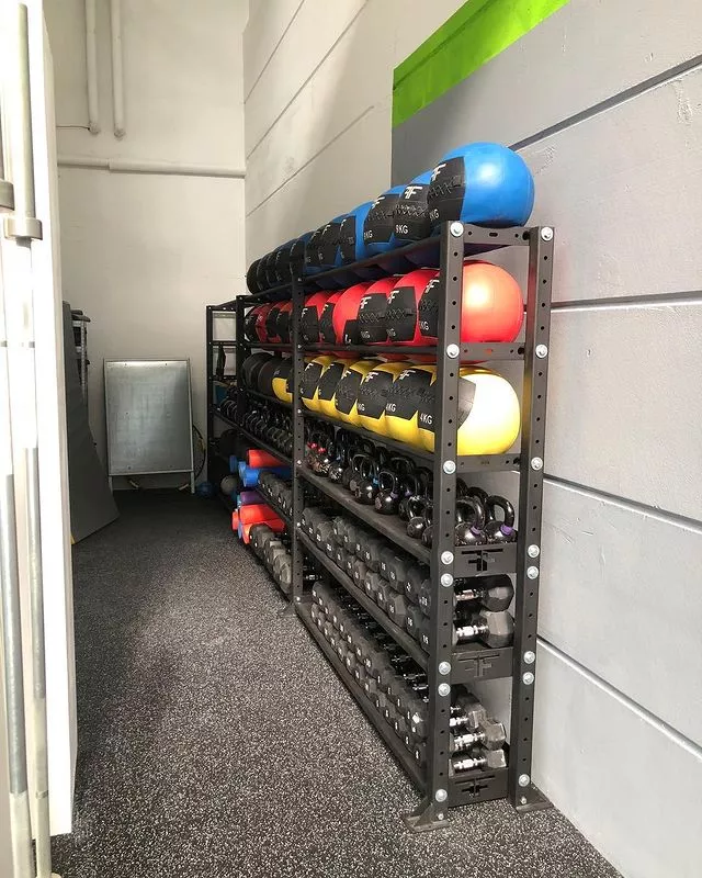 https://www.extraspace.com/blog/wp-content/uploads/2018/06/home-gym-layout-ideas-incorporate-shelving-units.jpeg.webp