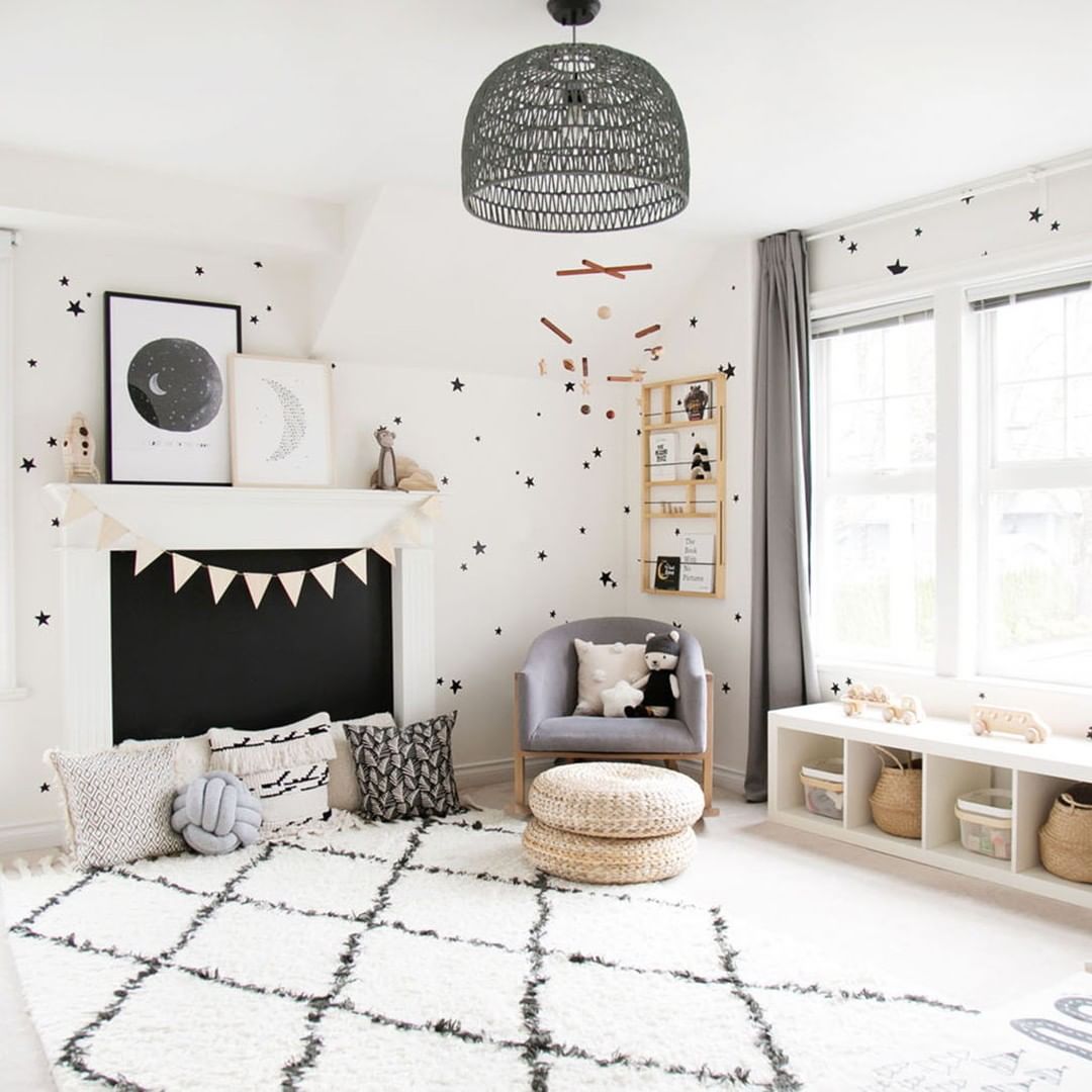 Black and white polka dot room with fuzzy carpet. Photo by Instagram user @winterdaisykids