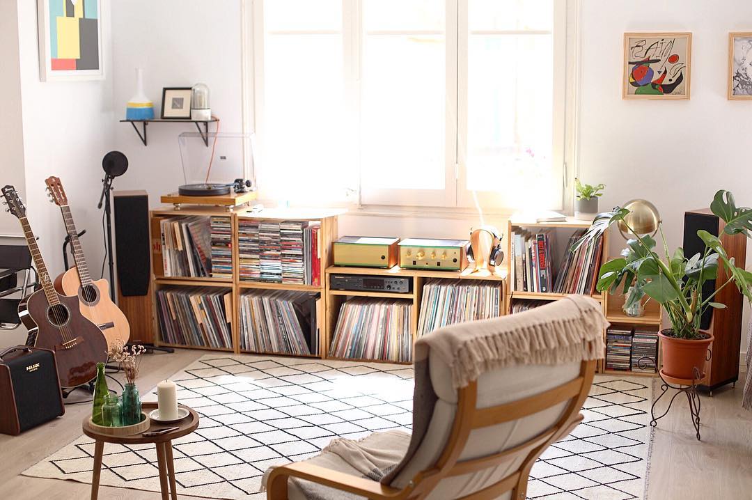 music listening room set up with stereo and seating area photo by Instagram user @de.vinilo