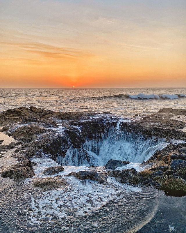 Thors Well in Oregon where the ocean seems to disappear into a hole. Photo by Instagram user @emilyeveryday