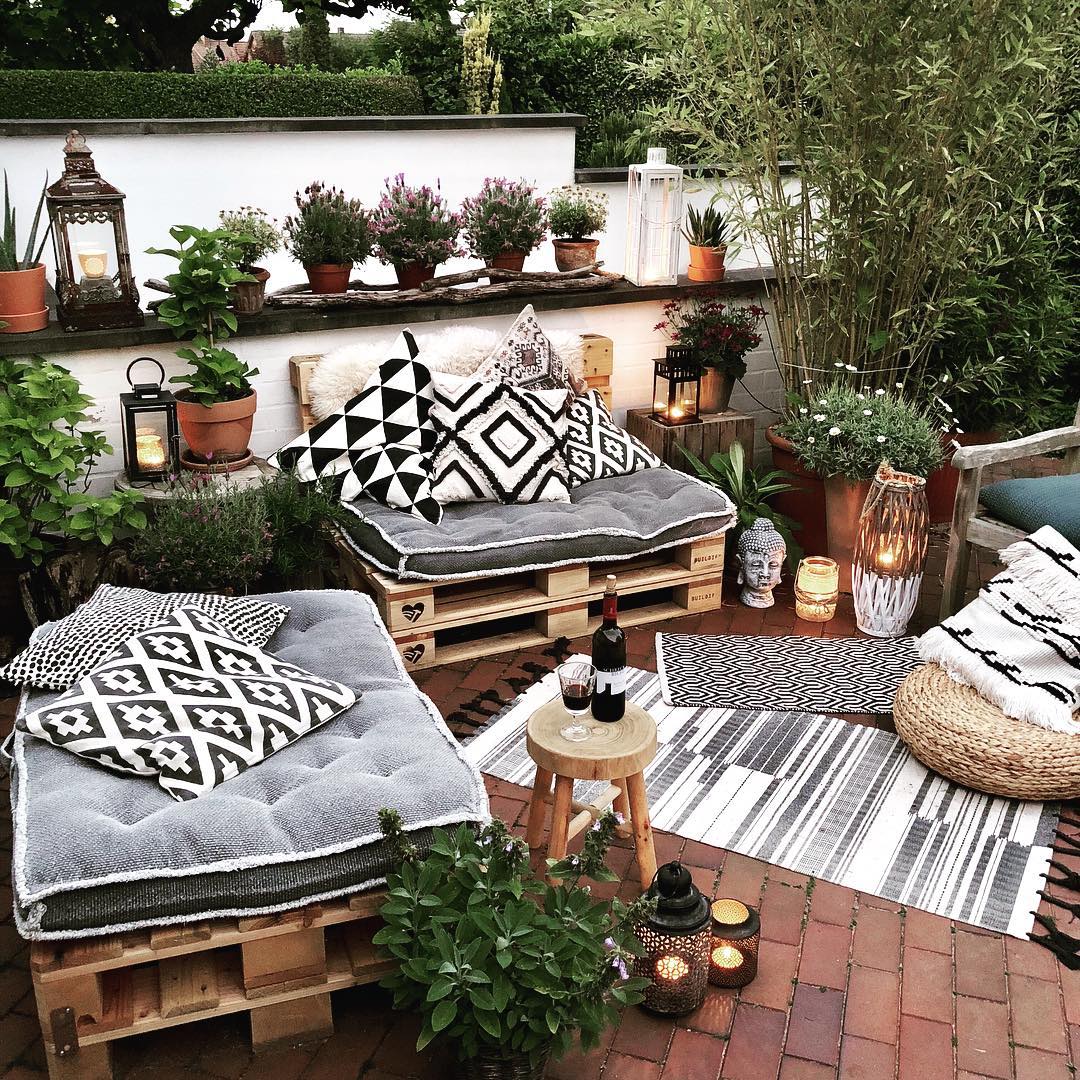 Wooden pallet benches with grey cushions. Photo by Instagram user @nataschajanina