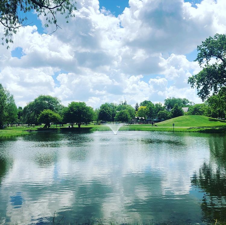 View of a lake with a fountain midday with clouds in the sky. Photo by Instagram user @donaldsoares