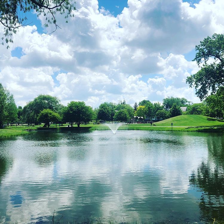 View of a lake with a fountain midday with clouds in the sky. Photo by Instagram user @donaldsoares