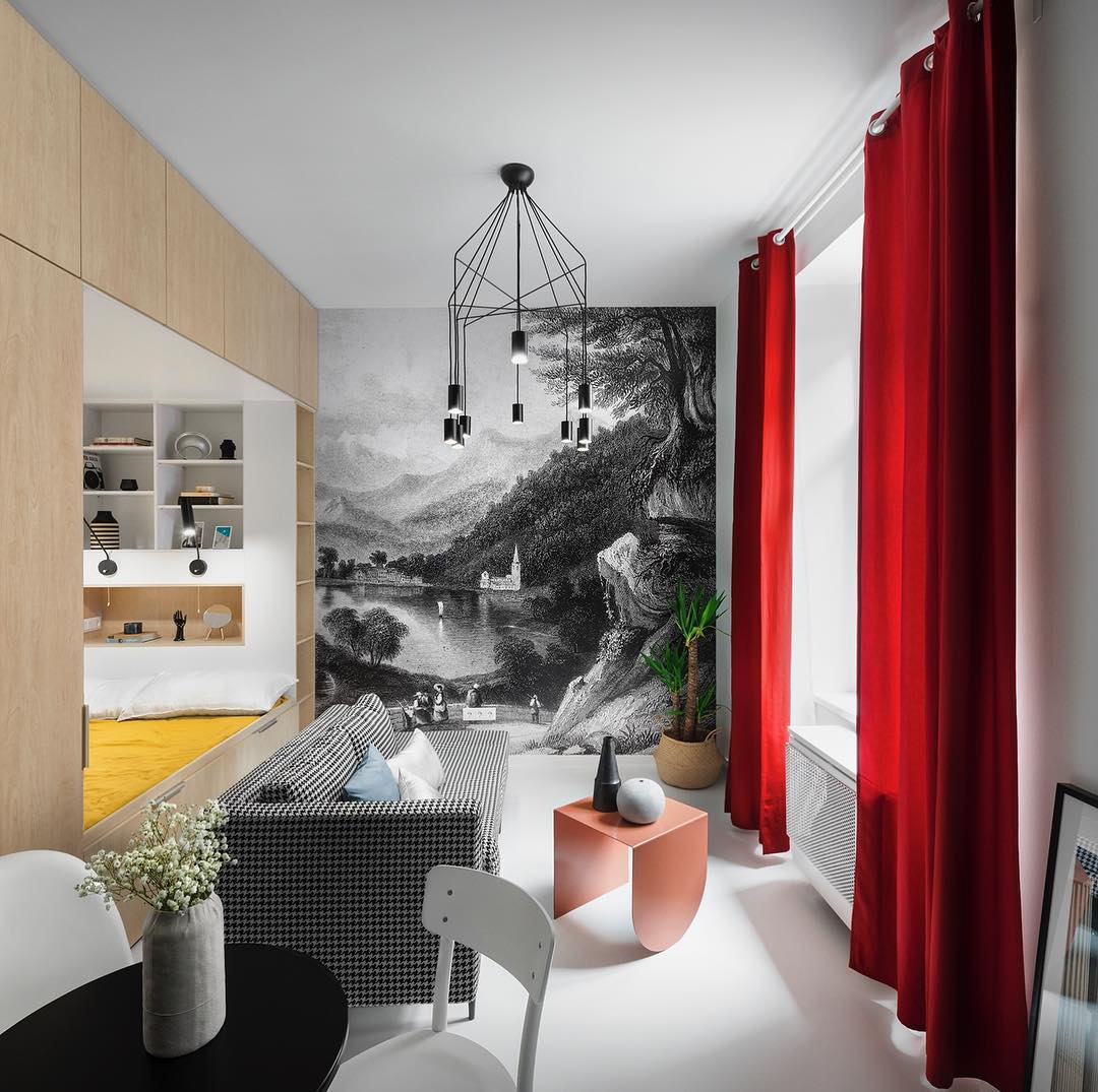 apartament mic cu pictură murală din podea până în tavan pe o fotografie de perete cu accent realizată de utilizatorul Instagram @reklektik