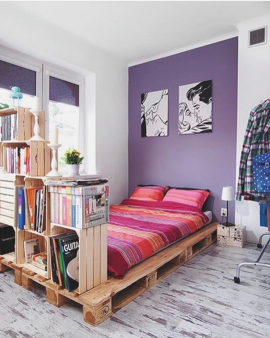 wooden crates stacked as storage at the foot of a small bed on top of a wooden pallets photo by Instagram user @smallapartmentdecor