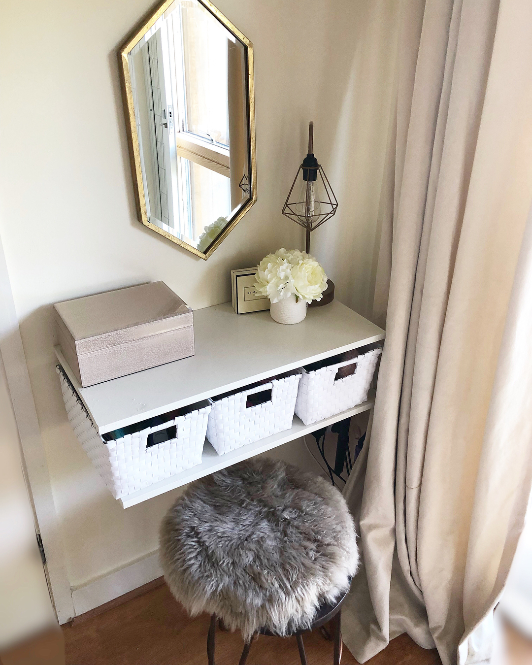 Small Vanity Setup in a Corner. Photo by Instagram user @dalyorla_x