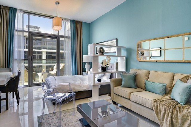 studio apartment that utilizes mirrors to expand the space photo by Instagram user @studio_apartment