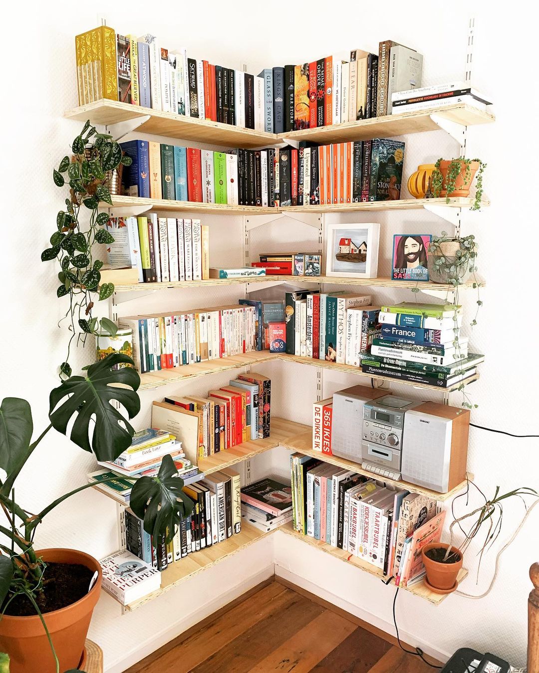 Corner Storage Area for Books. Photo by Instagram user @lettersvanlia