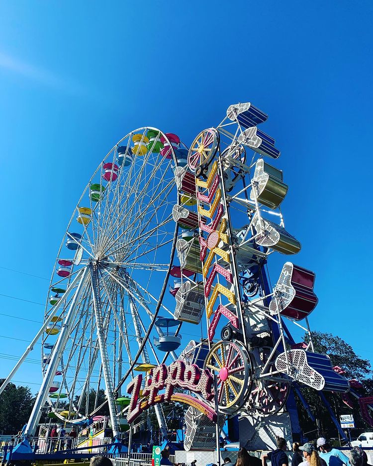 The Zipper and a Ferris Wheel at the North Florida Fair in Tallahassee. Photo by Instagram user @classysassyfun_adventures