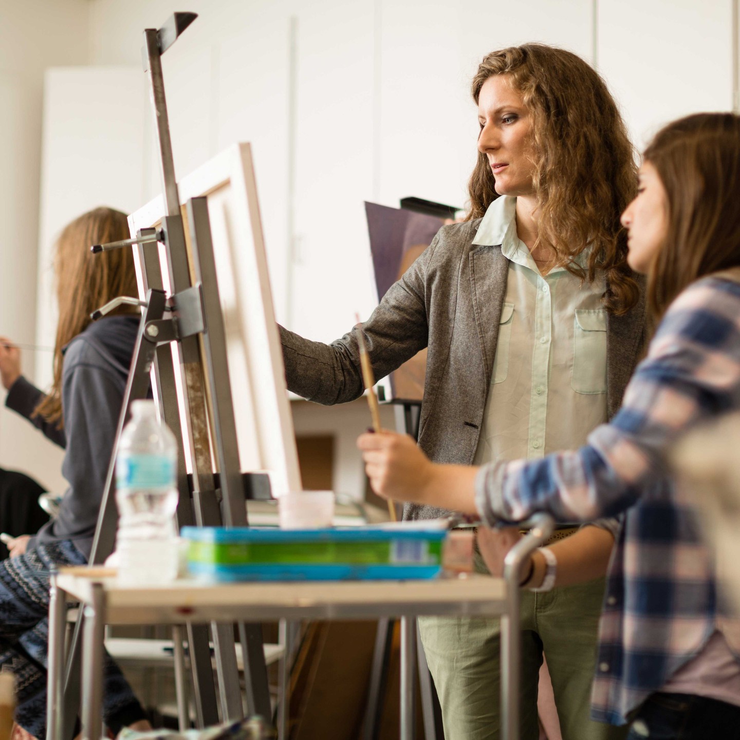 College art teacher working with student. Photo via Instagram user @dana_hargrove