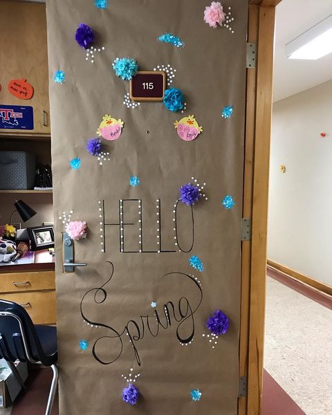 decorated dorm room door with flowers Photo va @emily.selmer