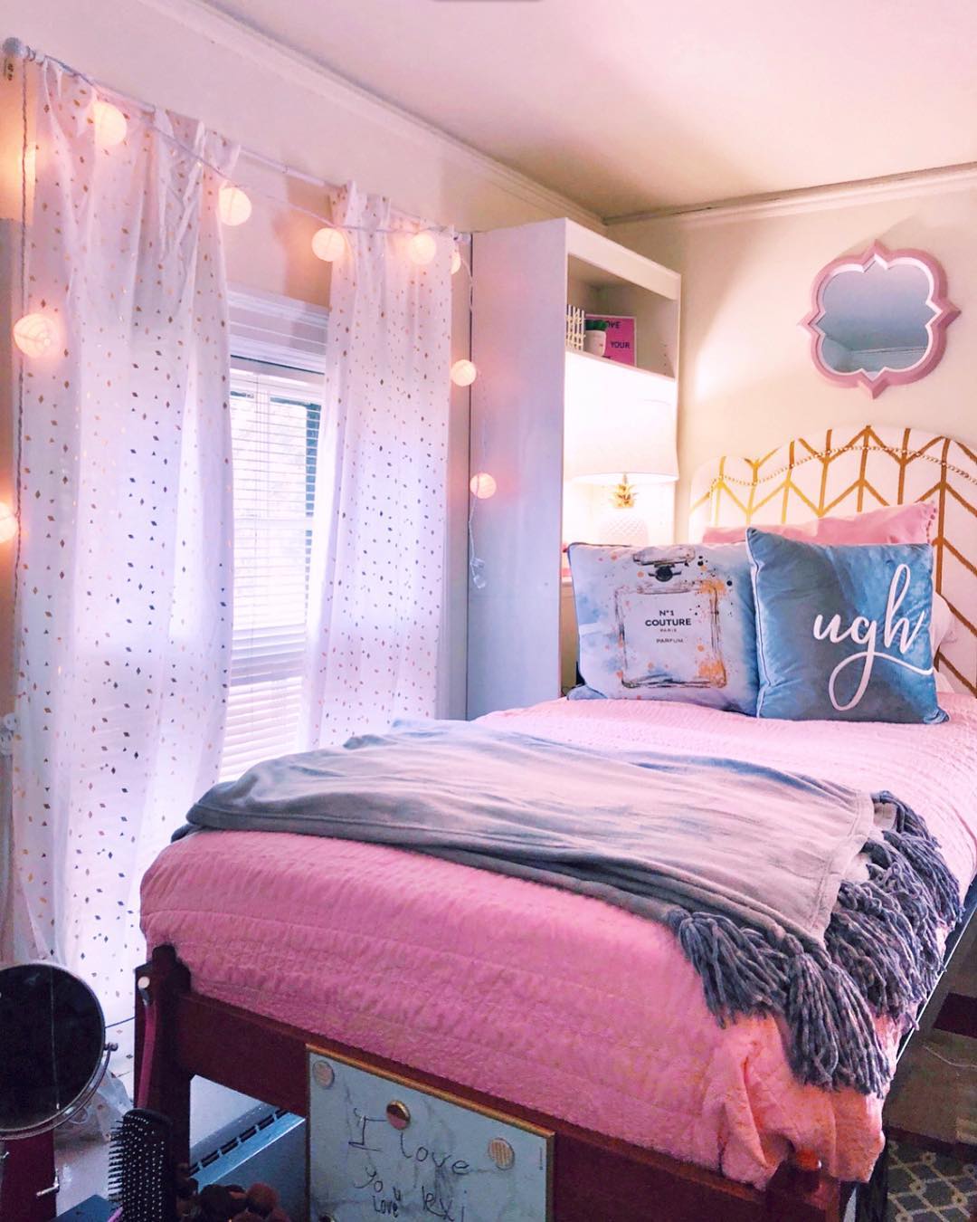 College Dorm Room with Stylish Polka Dot Curtains. Photo by Instagram user @lexigossom