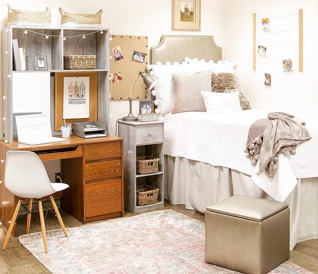 white dorm decor in room Photo via @dorm__decor