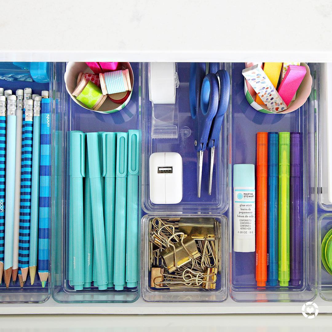 https://www.extraspace.com/blog/wp-content/uploads/2018/08/desk-organizer-dorm-room.jpg