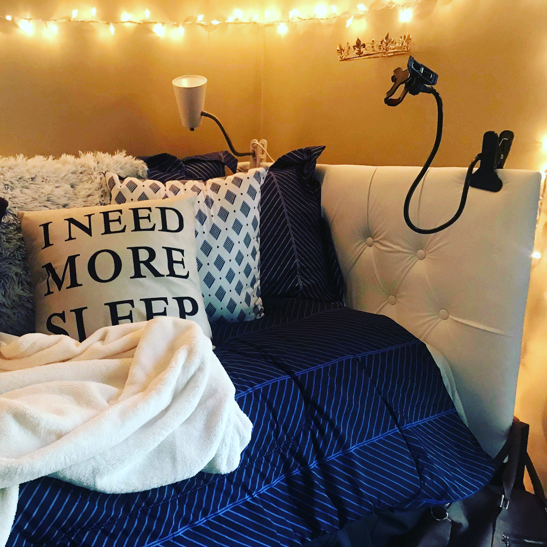 Clip light attached to dorm room bed. Photo by Instagram user @deckoutdorms_byhang
