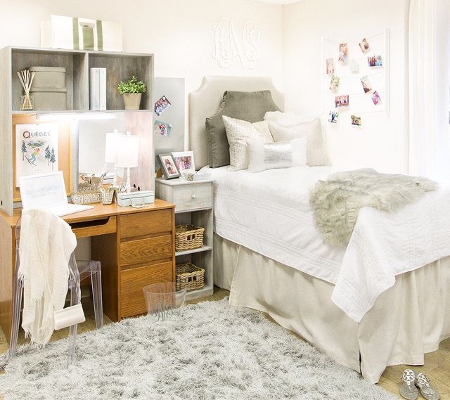 dorm room with grey plush rug Photo via @dorm__decor