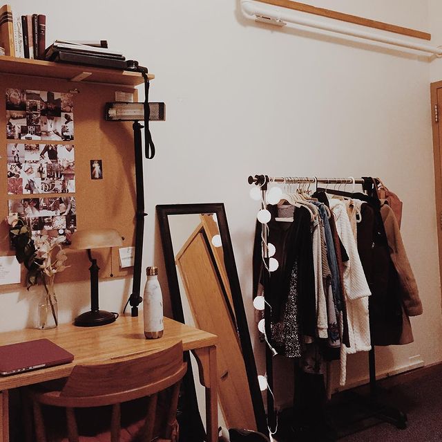 dorm space with black door decor and mirror Photo via @lifesapietsch