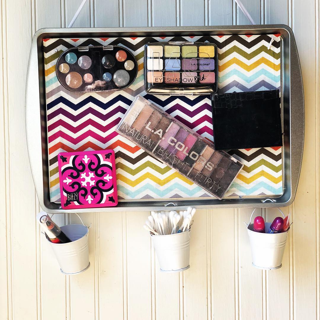 Makeup stuck to magnetic hanging board. Photo by Instagram user @celebrationscreations_by_liz