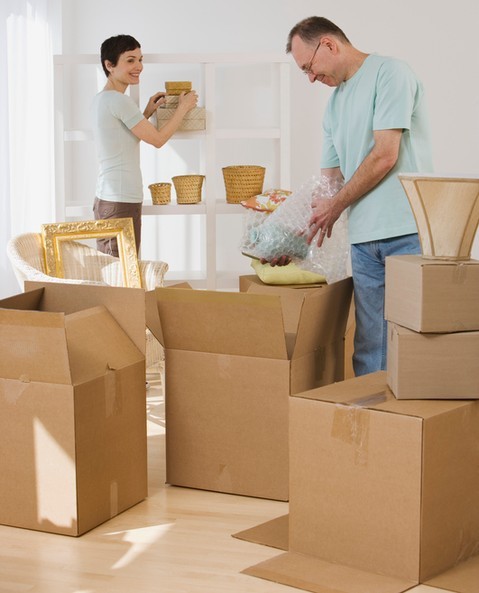 Two people unpacking items from moving boxes. Photo via Instagram user @smoothmoverockhill