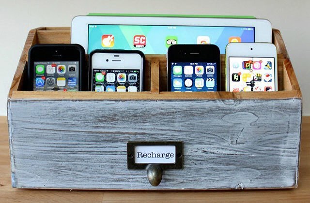 iPhones and iPad in DIY home charging station box. Photo by Instagram user @bestadvisor_electronics