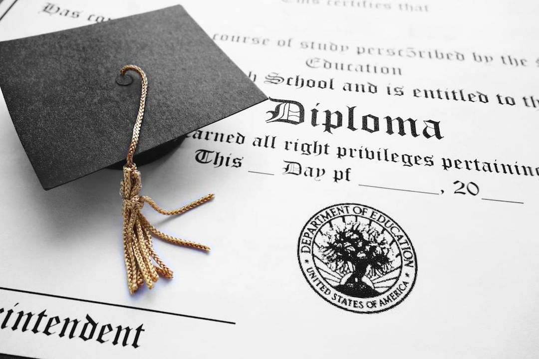 College Diploma and Cap. Photo by Instagram user @onefuturecv