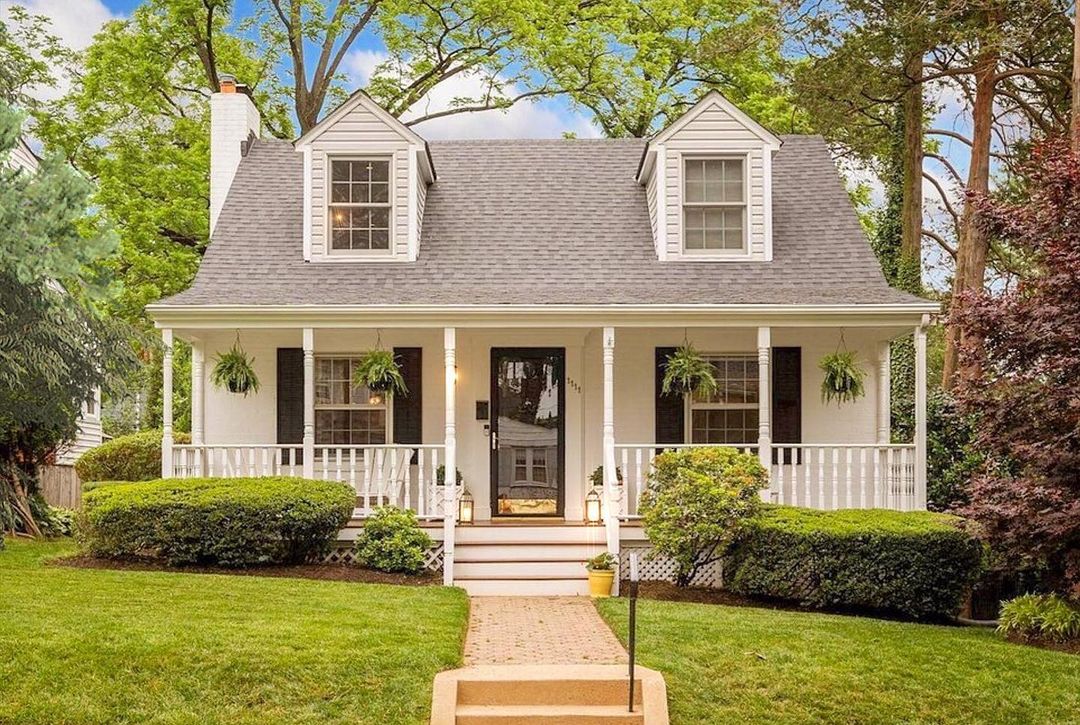 A whitA white cape cod cottage located in Arlington. Photo by Instagram user @bungalowsandcottages