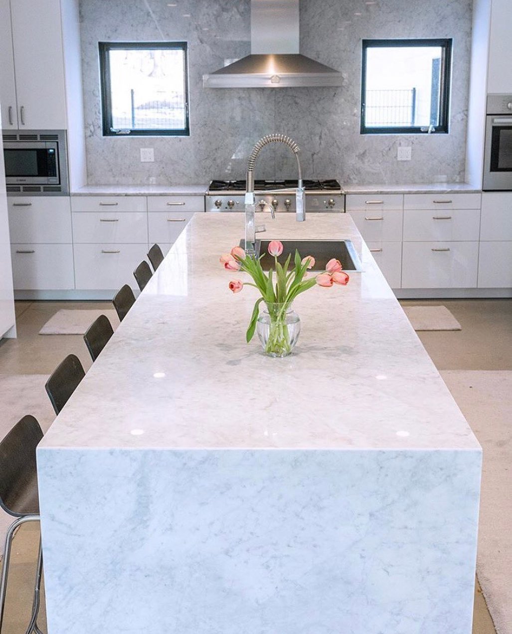 Marble kitchen island. Photo by Instagram user @colonialmarble