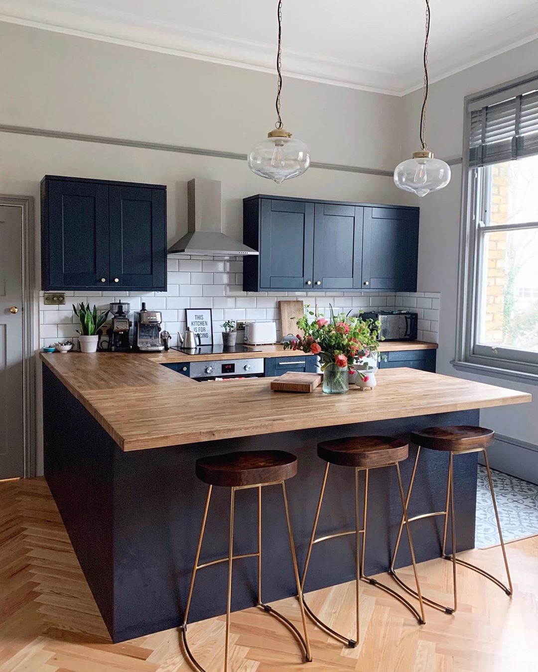 Modern kitchen with breakfast bar island. Photo by Instagram user @dustsheets_and_decor