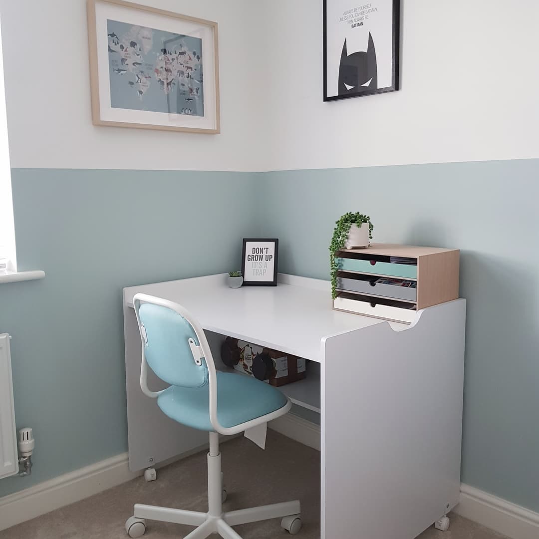 Small Desk in the Corner with a Desk Organizer on Top. Photo by Instagram user @kayleighclark85