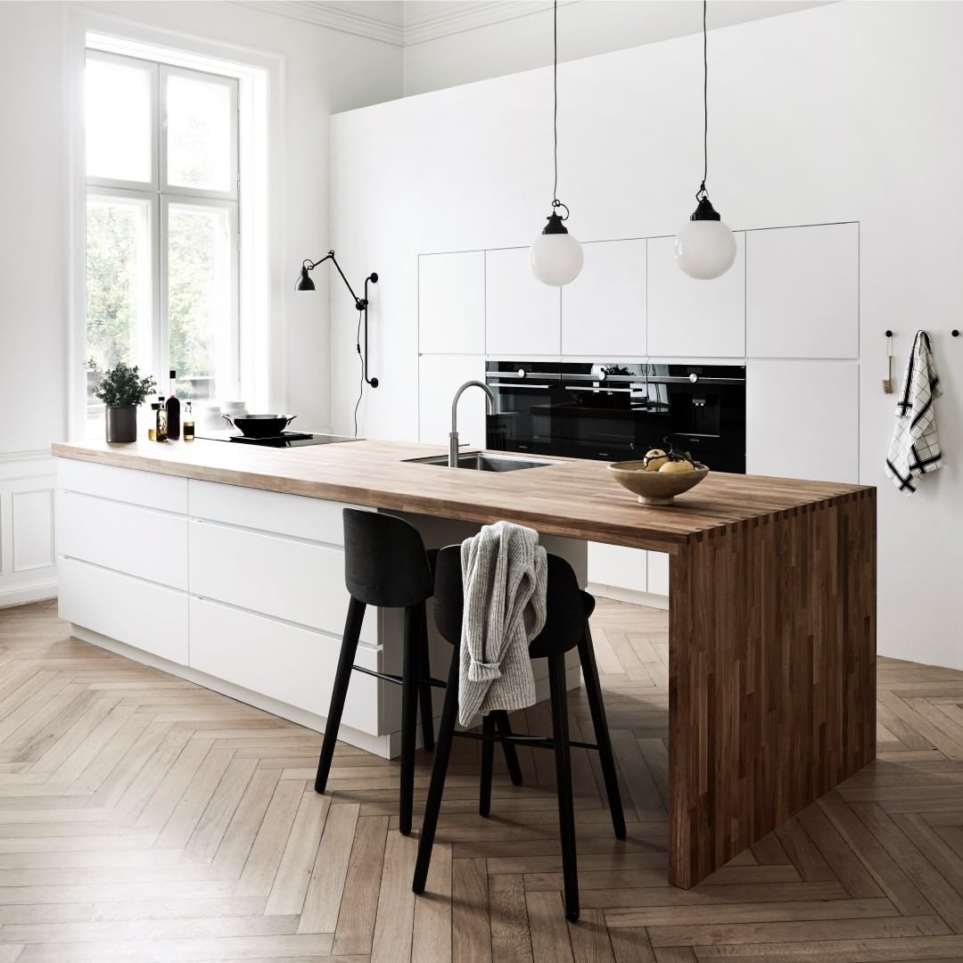 Hardware-less kitchen cabinets in modern kitchen. Photo by Instagram user @kvikkitchen