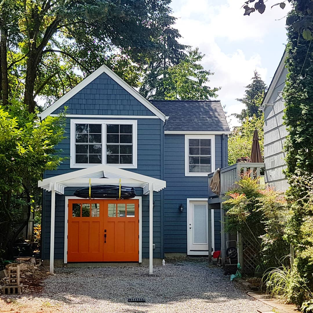 House with room over garage. Photo by Instagram user @shoegnome_architects