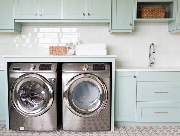laundry room space with wash sink and washer and dryer photo by Instagram user @teamknoell