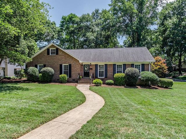 Ranch Style Home in Barclay Downs Neighborhood of Charlotte, NC. Photo by Instagram user @realtor_harperfox