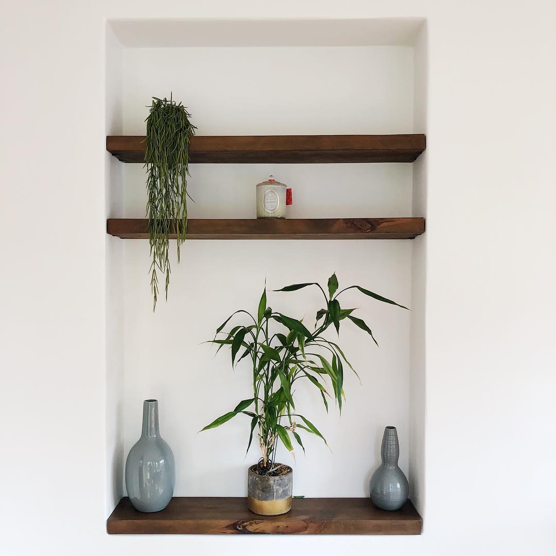 Recessed shelves with minimalist decor. Photo by Instagram user @cassandra_lawless