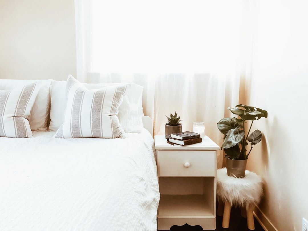 Minimalist bedroom decor. Photo by Instagram user @bohocozy