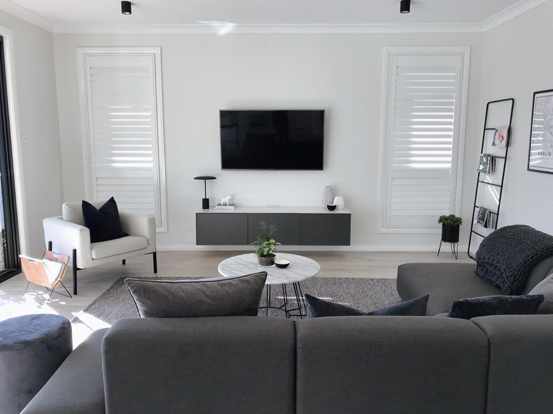 Minimalist black and white living room. Photo by Instagram user @housetwentyfive