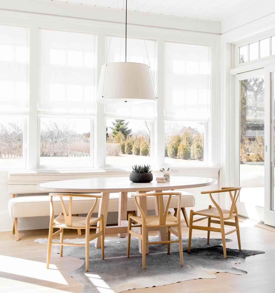 Minimalist dining area with good lighting. Photo by Instagram user @tamaramageldesign