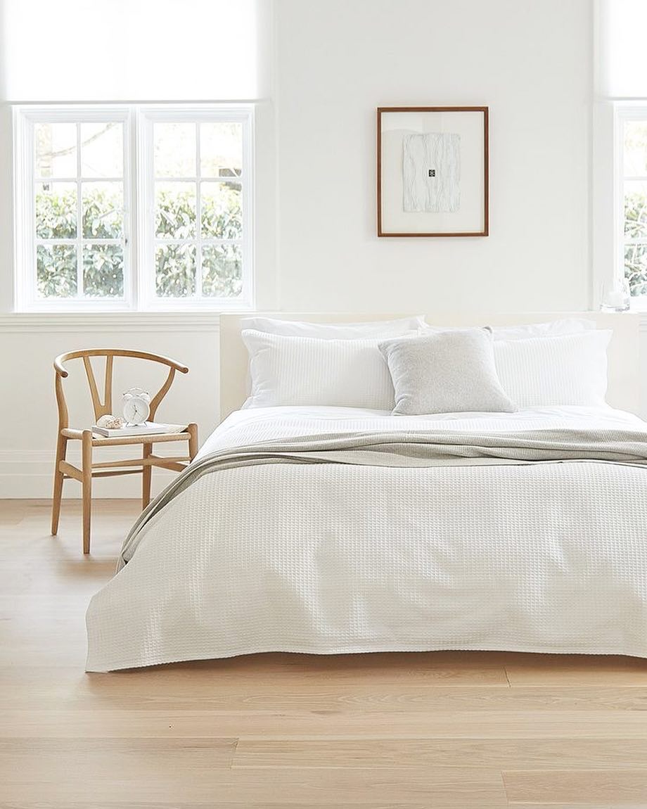 Minimalist bedroom. Photo by Instagram user @minimalistbible