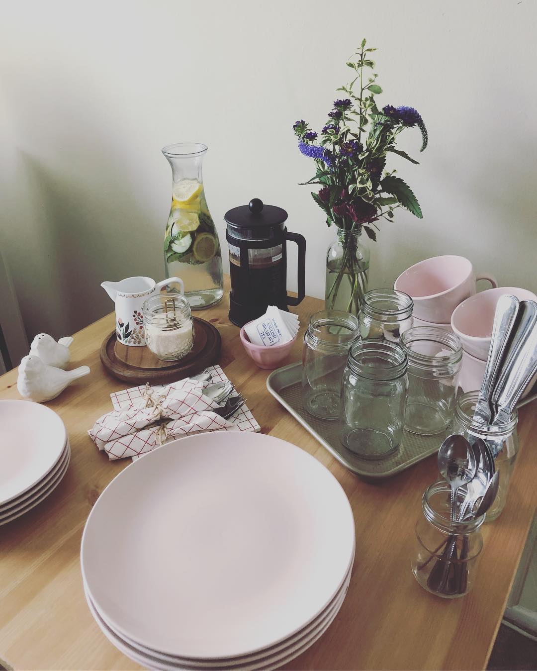 Minimalist party supplies. Photo by Instagram user @samanthasambile