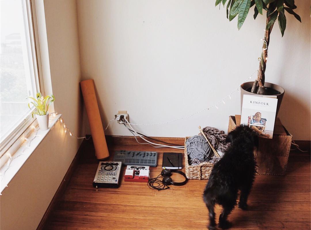 Music equipment on floor in minimalist home. Photo by Instagram user @amandaroseharper